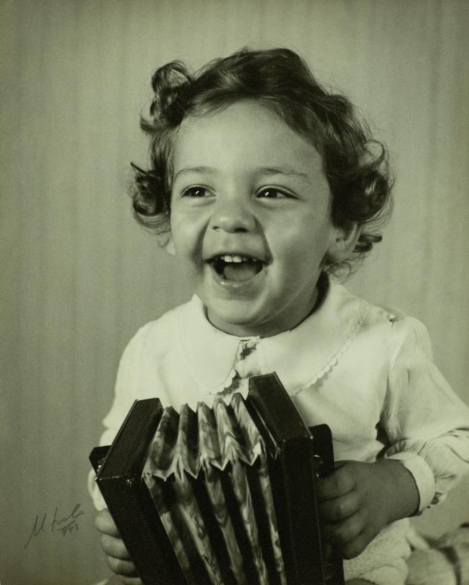 Portret djevojčice s harmonikom