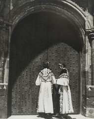 Fm 795 seljanke na ulazu u crkvu