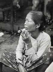 Žena s cigarom 1